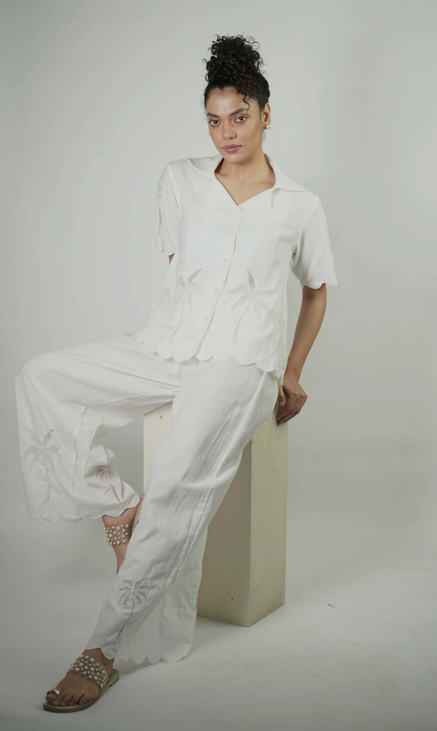 Linen shirt with palm tree embroidery
