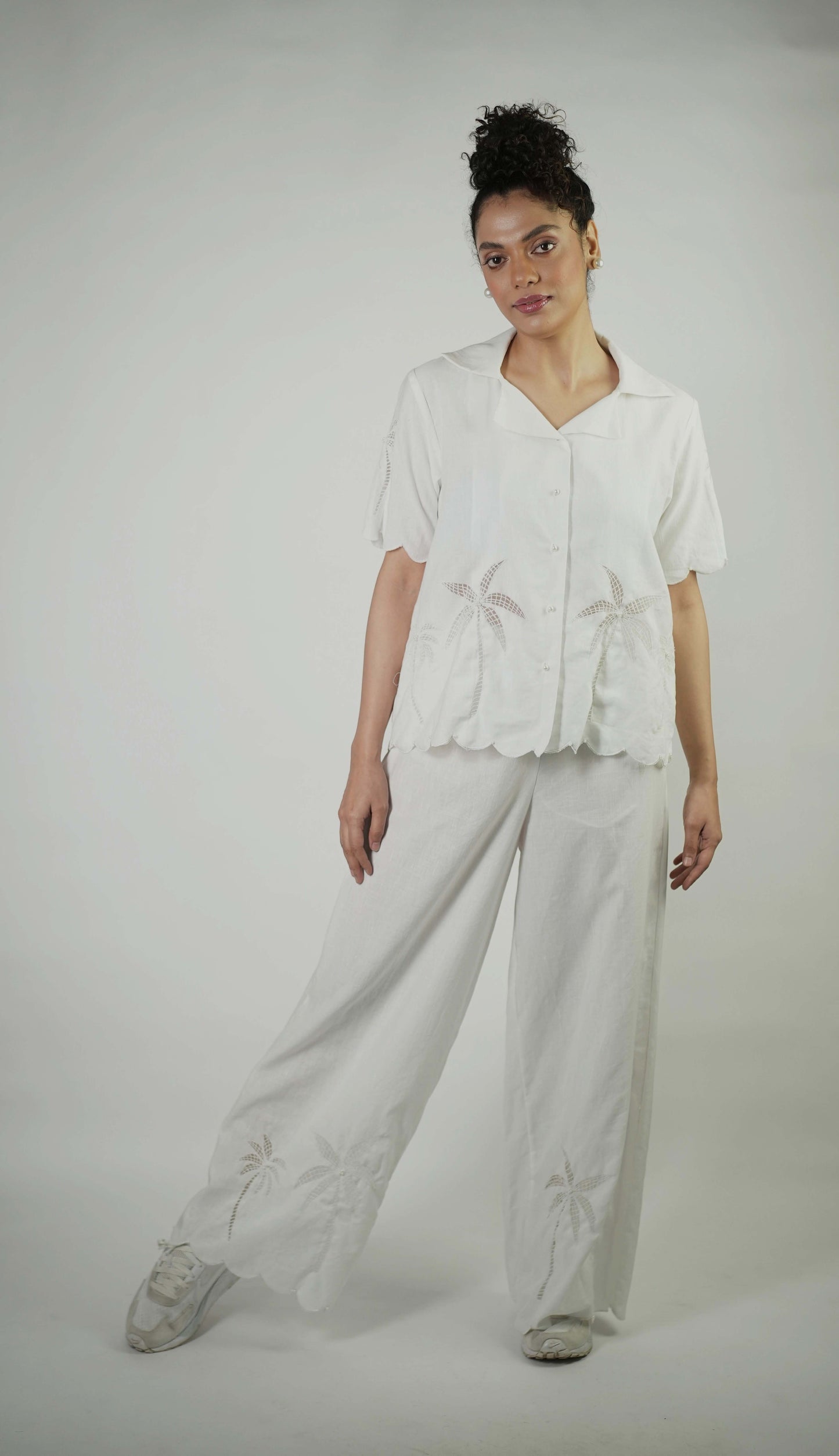 Linen shirt with palm tree embroidery