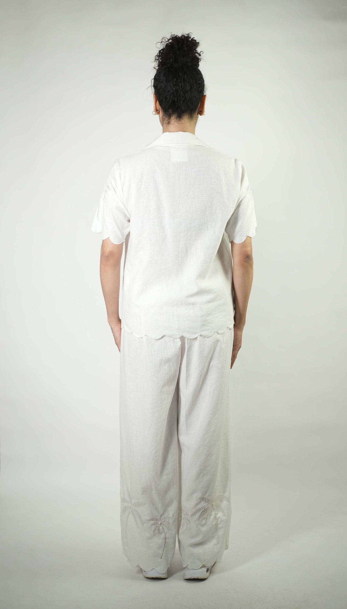 Linen shirt with palm tree embroidery