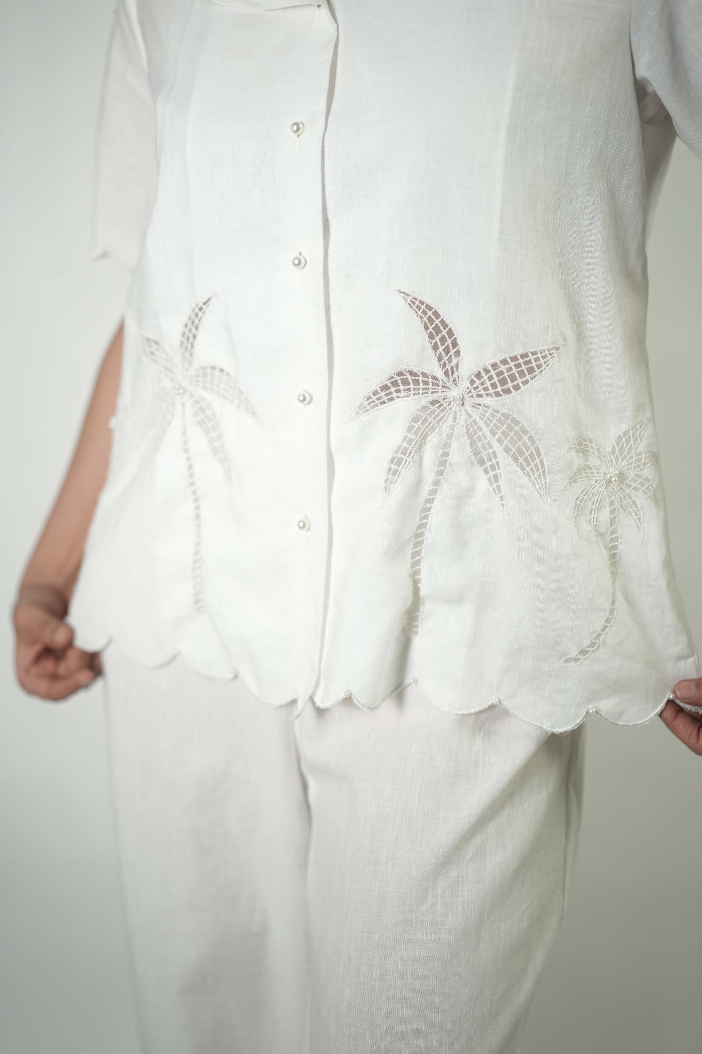 Linen shirt with palm tree embroidery