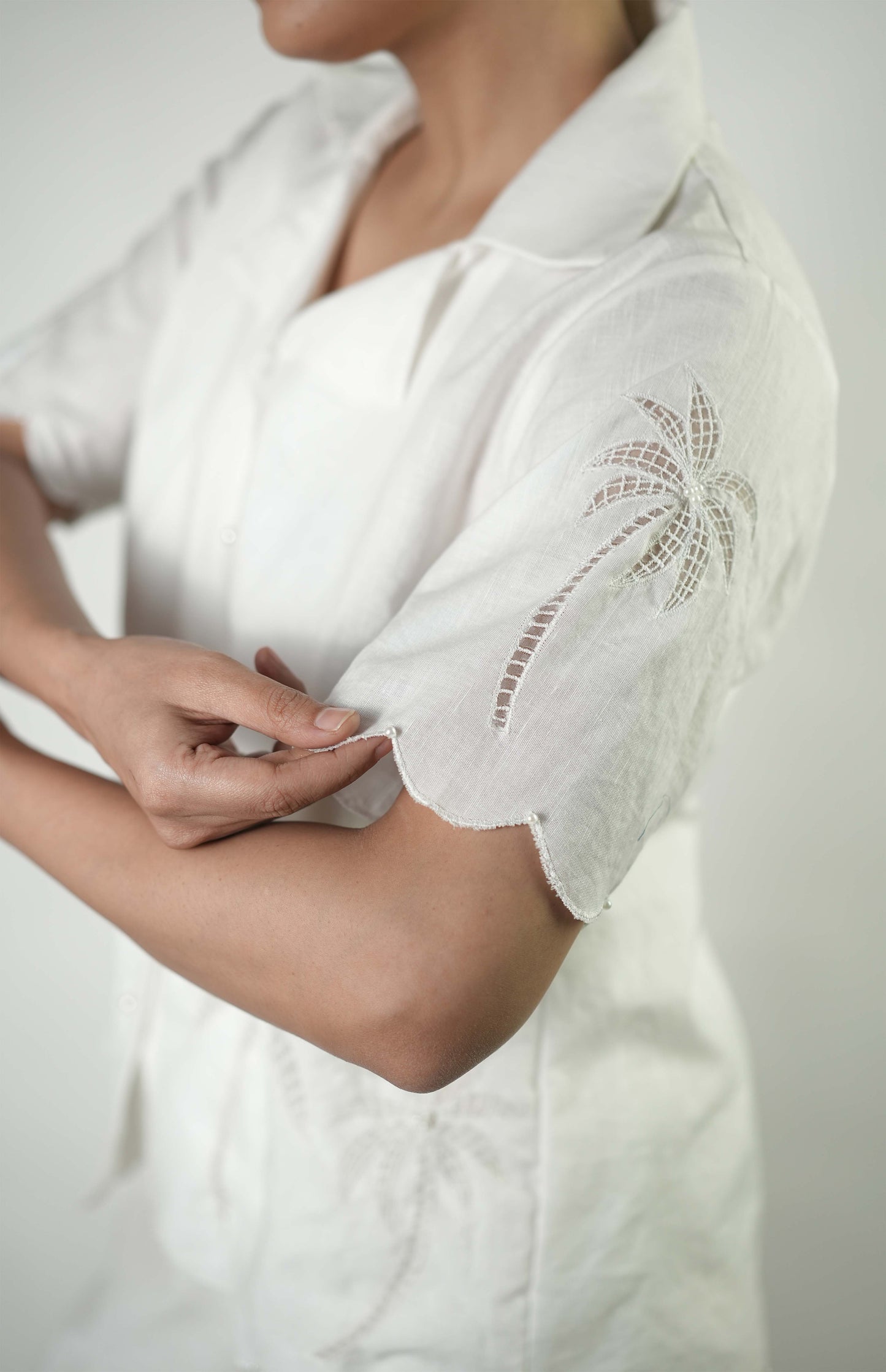 Linen shirt with palm tree embroidery