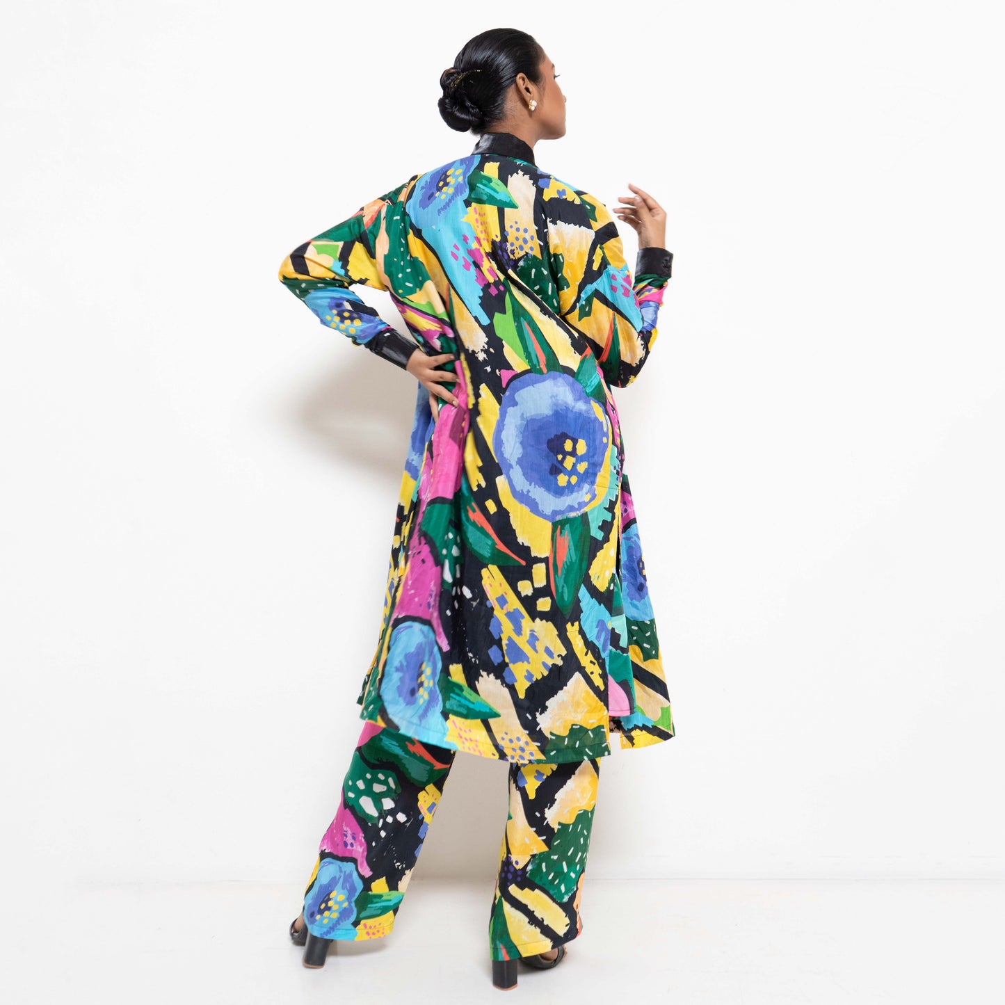 COLOURFUL ASSORTED GRAPHIC FLOWER TUNIC WITH COORDINATED TROUSERS AND OVERLAY JACKET