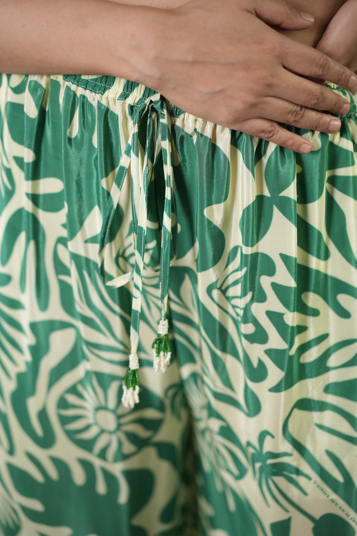 Tropical elements printed trousers